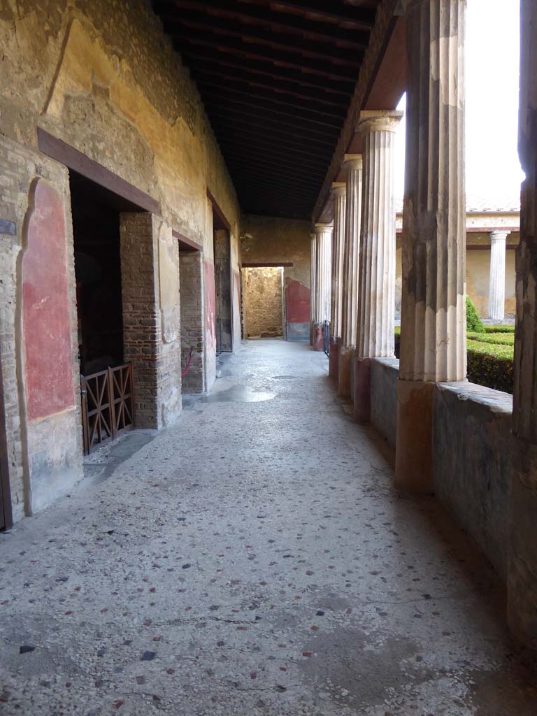 I.10.4 Pompeii. September 2017. 
Looking south along east portico, with doorway to room 15, on left.
Foto Annette Haug, ERC Grant 681269 DCOR

