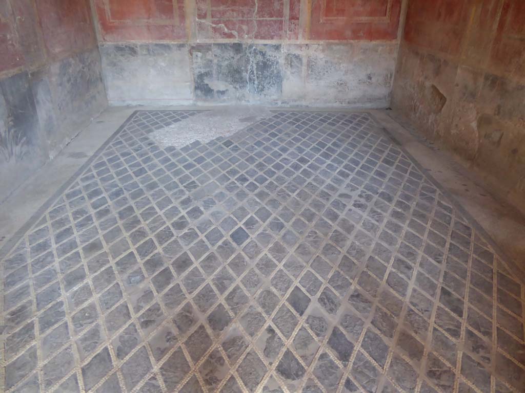 I.10.4 Pompeii. September 2018. Room 15, looking east across flooring. 
Foto Annette Haug, ERC Grant 681269 DÉCOR.
