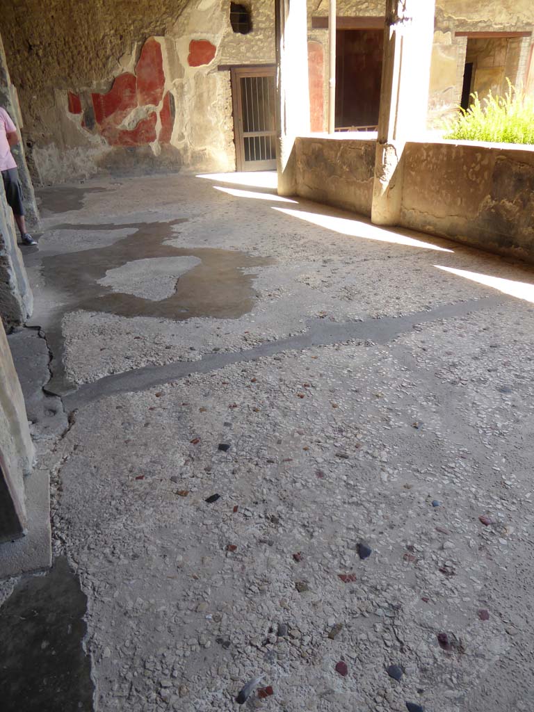 I.10.4 Pompeii. September 2018. Looking east along flooring on north portico, towards east wall with painted decoration.   
Foto Annette Haug, ERC Grant 681269 DÉCOR.

