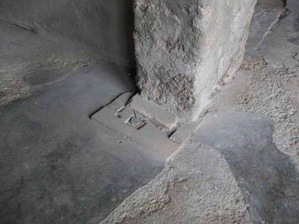 I.10.4 Pompeii. May 2010. Room 12, east side, door jamb onto north portico.