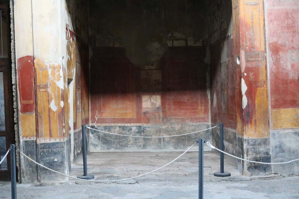 I.10.4 Pompeii. September 2017.  Detail of painted pilaster on east wall of atrium between rooms 3 and 4. 
Foto Annette Haug, ERC Grant 681269 DCOR.
