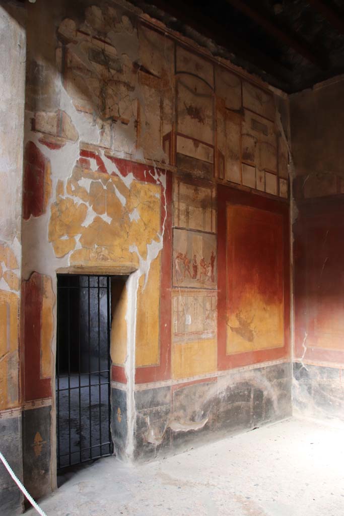 I.10.4 Pompeii. September 2018. Room 4, detail of flooring and threshold of doorway.  
Foto Annette Haug, ERC Grant 681269 DCOR.

