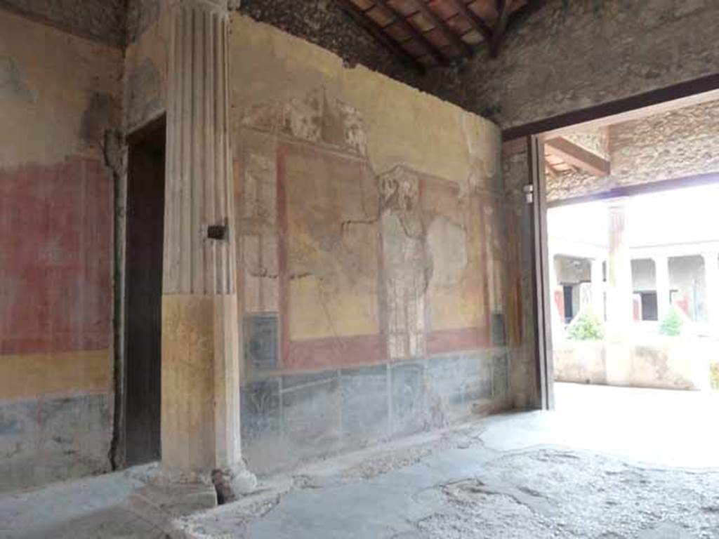 I.10.4 Pompeii. October 2017. 
Room 8, looking towards east wall of tablinum from atrium, with corridor 9, on left.
Foto Annette Haug, ERC Grant 681269 DCOR.

