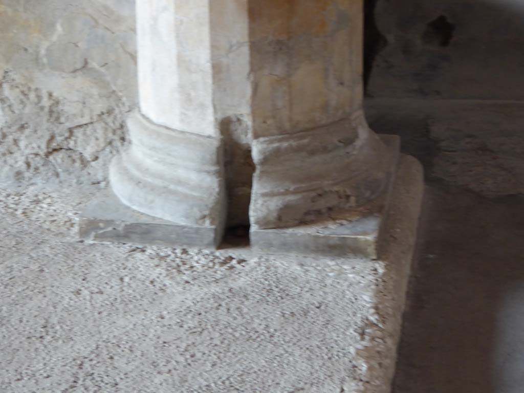 I.10.4 Pompeii. May 2010. Room 8, tablinum, west wall with window. The entrance to corridor 10 can be seen on the right.