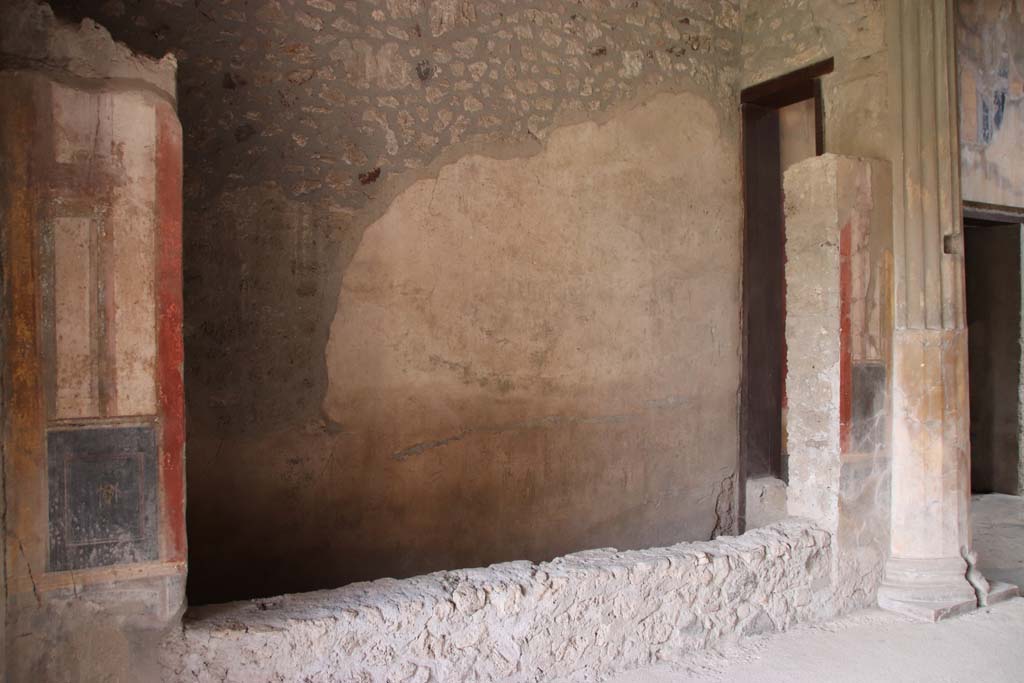 I.10.4 Pompeii. September 2017.  Room 8, detail from column on west side of tablinum. 
Foto Annette Haug, ERC Grant 681269 DCOR.
