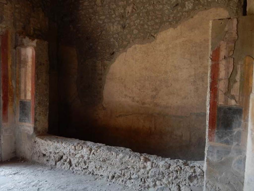 I.10.4 Pompeii. September 2021. Room 8, west wall of tablinum with window. Photo courtesy of Klaus Heese.