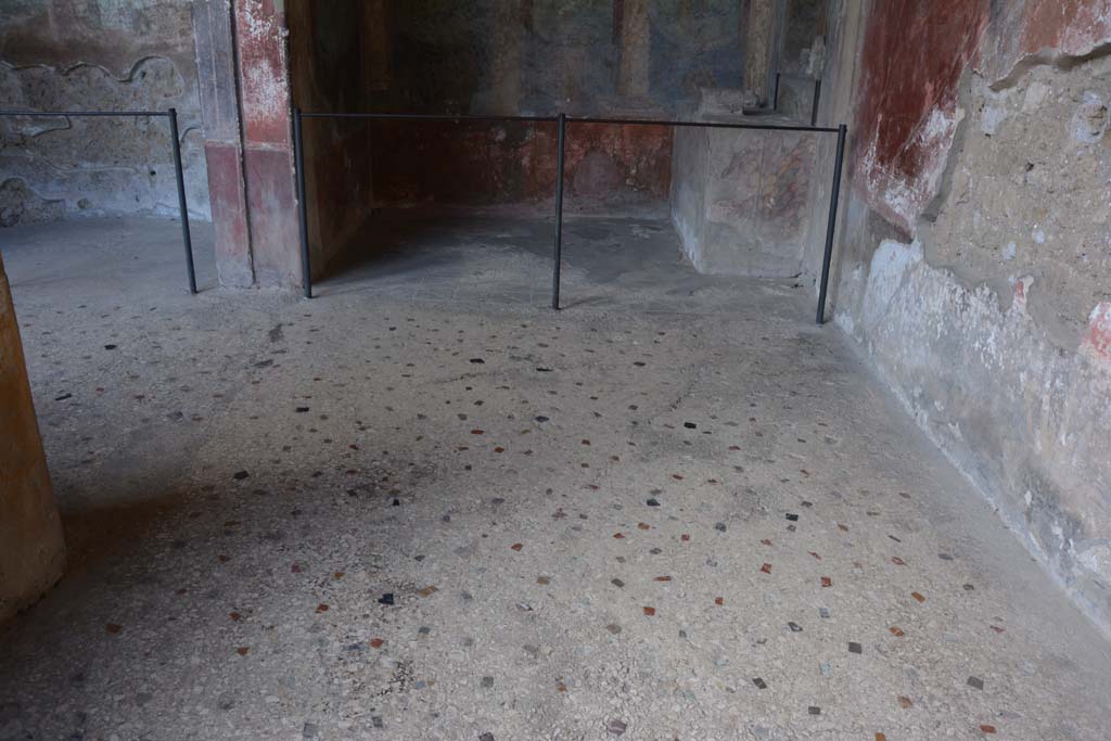 I.10.4 Pompeii. September 2019. Flooring in south-west corner of peristyle, looking south.
Foto Annette Haug, ERC Grant 681269 DÉCOR.
