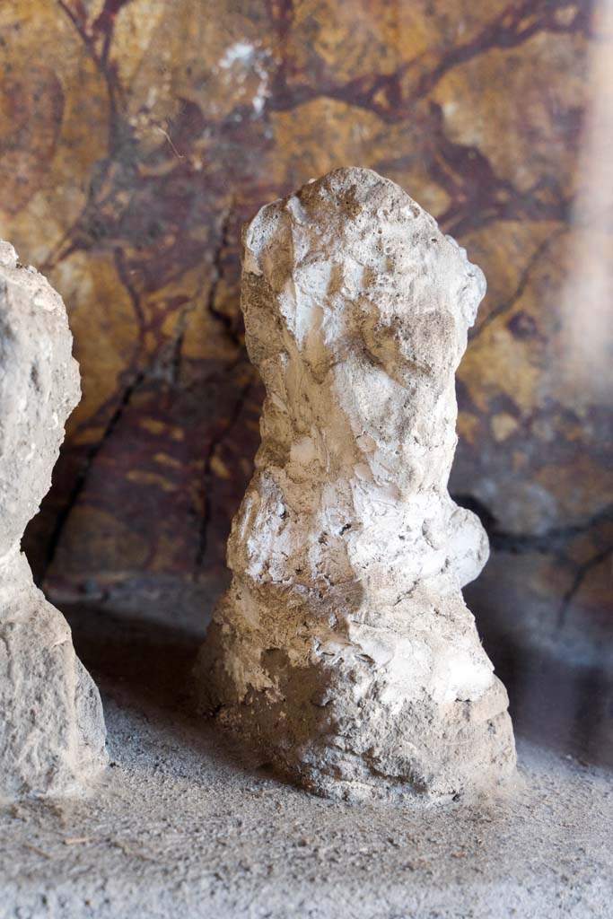 I.10.4 Pompeii. May 2010. 
Alcove 25, lararium or domestic shrine. The busts are plaster cast taken from the cavities left by the original wooden busts. 
