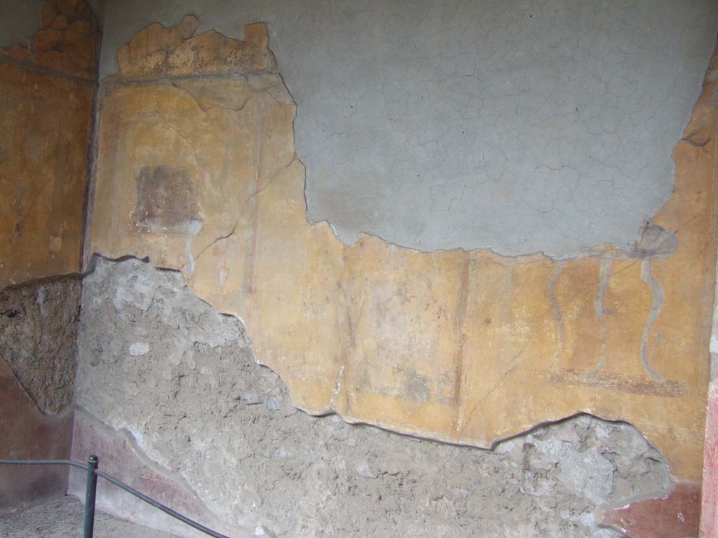 I.10.4 Pompeii. May 2006. Alcove 23, looking towards south-east corner, on left.
According to PPM –
In the middle zone of the east wall (on the left of above photo) would have been a painted panel with a sitting poet (perhaps Euripides?), with a painted “carpet border” around the edge of the panel.
See Carratelli, G. P., 1990-2003. Pompei: Pitture e Mosaici: Vol. II. Roma: Istituto della enciclopedia italiana, (p.366 and 367, no. 202).
