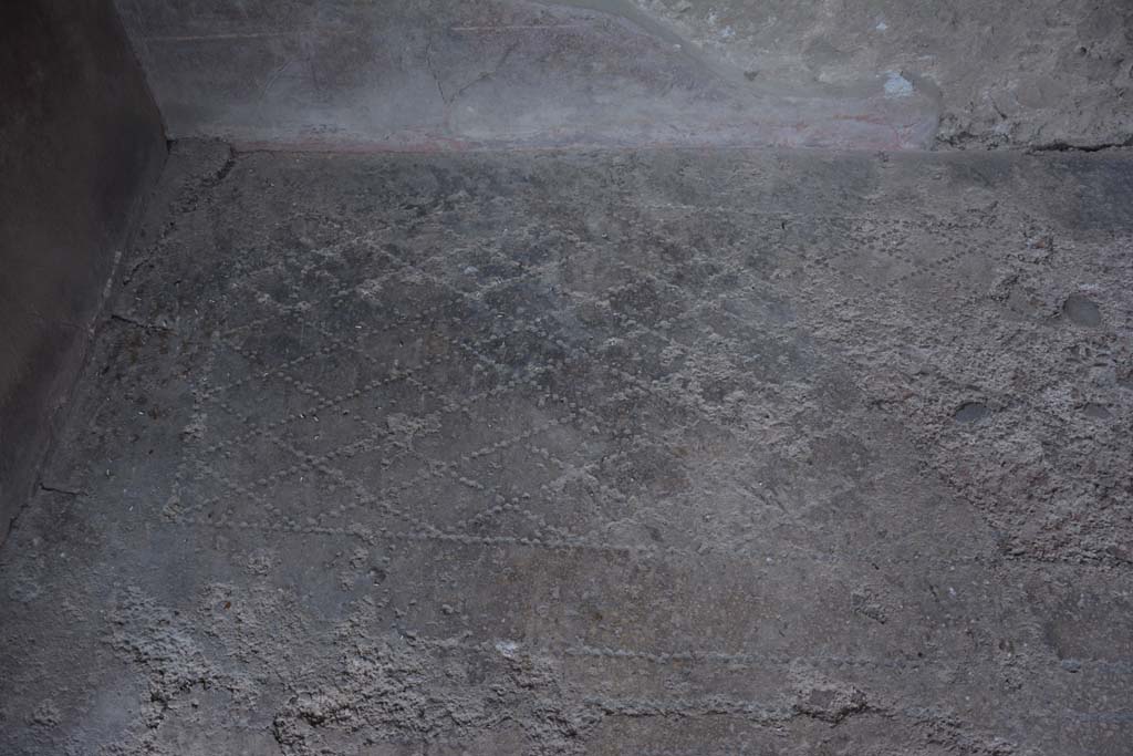 I.10.4 Pompeii. April 2022. Alcove 23, east wall. Photo courtesy of Johannes Eber.
According to PPM 
In the middle zone of the east wall would have been a painted panel with a sitting poet (perhaps Euripides?), with a painted carpet border around the edge of the panel.
See Carratelli, G. P., 1990-2003. Pompei: Pitture e Mosaici: Vol. II. Roma: Istituto della enciclopedia italiana, (p.366 and 367, no. 202).
