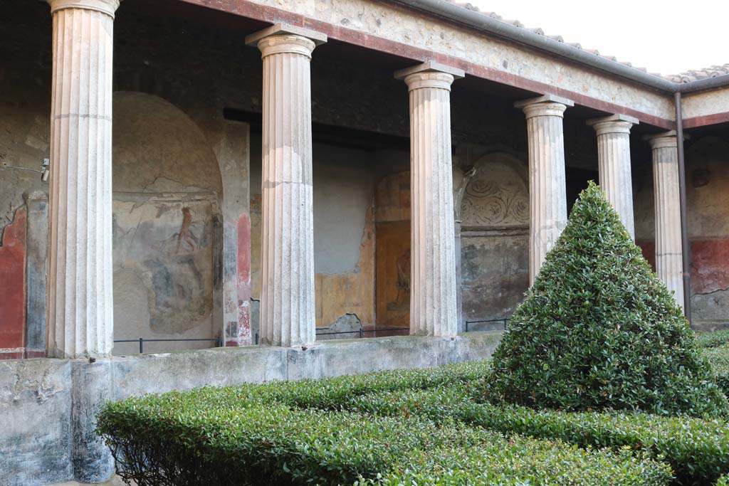 I.10.4 Pompeii. September 2018. Looking west across flooring in south portico.  
Foto Annette Haug, ERC Grant 681269 DCOR.
