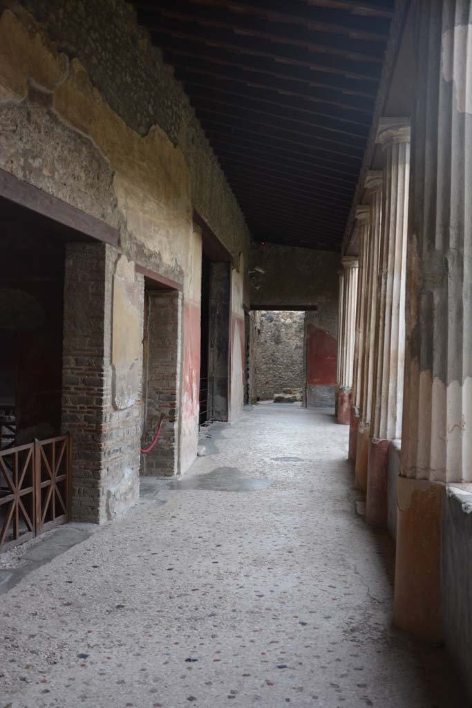 I.10.4 Pompeii. October 2017. Looking south along east portico.
Foto Annette Haug, ERC Grant 681269 DÉCOR.
