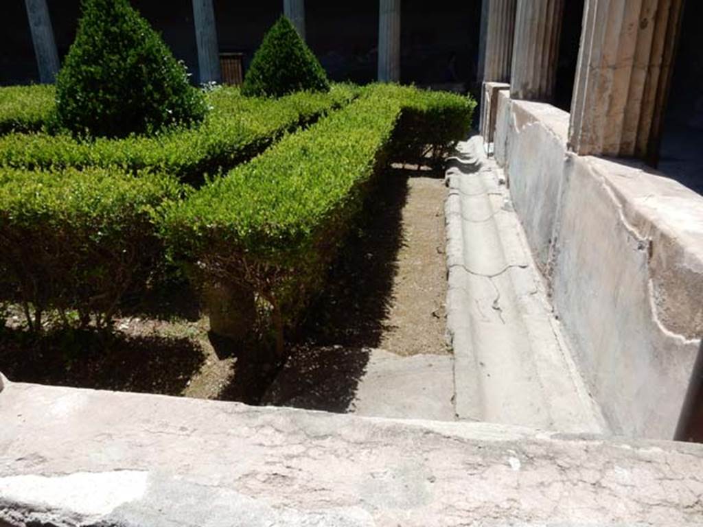 I.10.4 Pompeii. September 2018. East portico near corridor 16, detail of portico flooring.  
Foto Annette Haug, ERC Grant 681269 DÉCOR.
