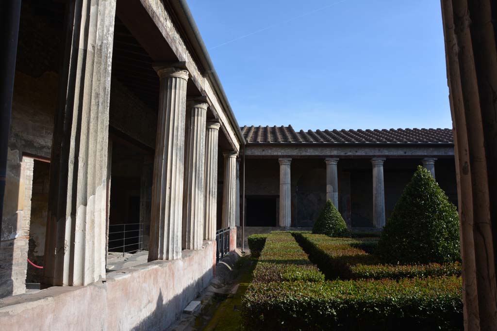 I.10.4 Pompeii. September 2017. Looking south-west from north-east portico.
Foto Annette Haug, ERC Grant 681269 DÉCOR.

