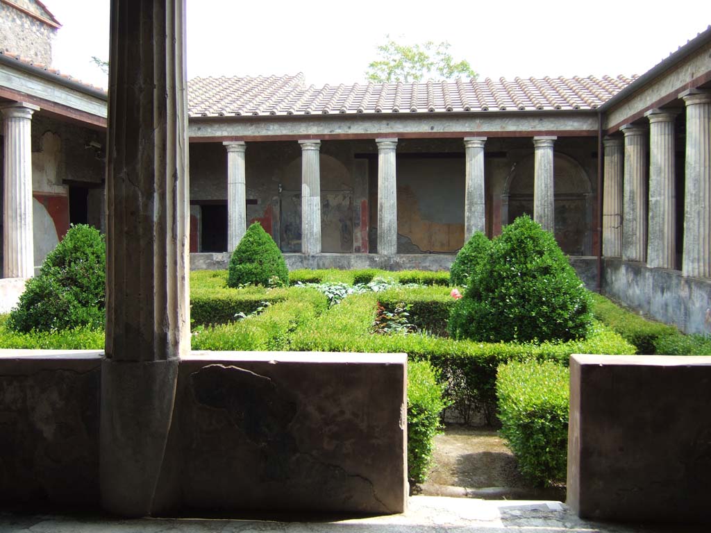 I.10.4 Pompeii. May 2006. Peristyle garden looking south.