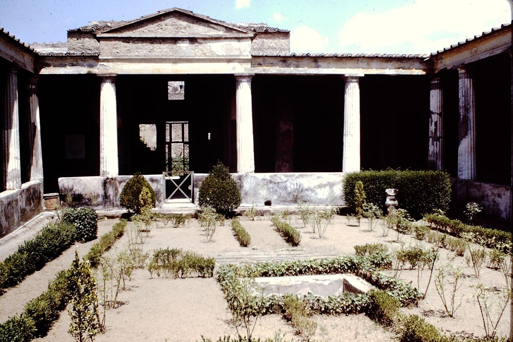 I.10.4 Pompeii. May 2017. Detail from upper north side. Photo courtesy of Buzz Ferebee.