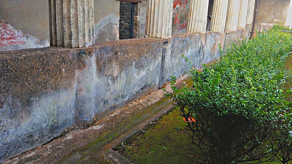 I.10.4 Pompeii. 1966.  Looking north across peristyle garden.  Photo by Stanley A. Jashemski.
Source: The Wilhelmina and Stanley A. Jashemski archive in the University of Maryland Library, Special Collections (See collection page) and made available under the Creative Commons Attribution-Non Commercial License v.4. See Licence and use details.
J66f0413
