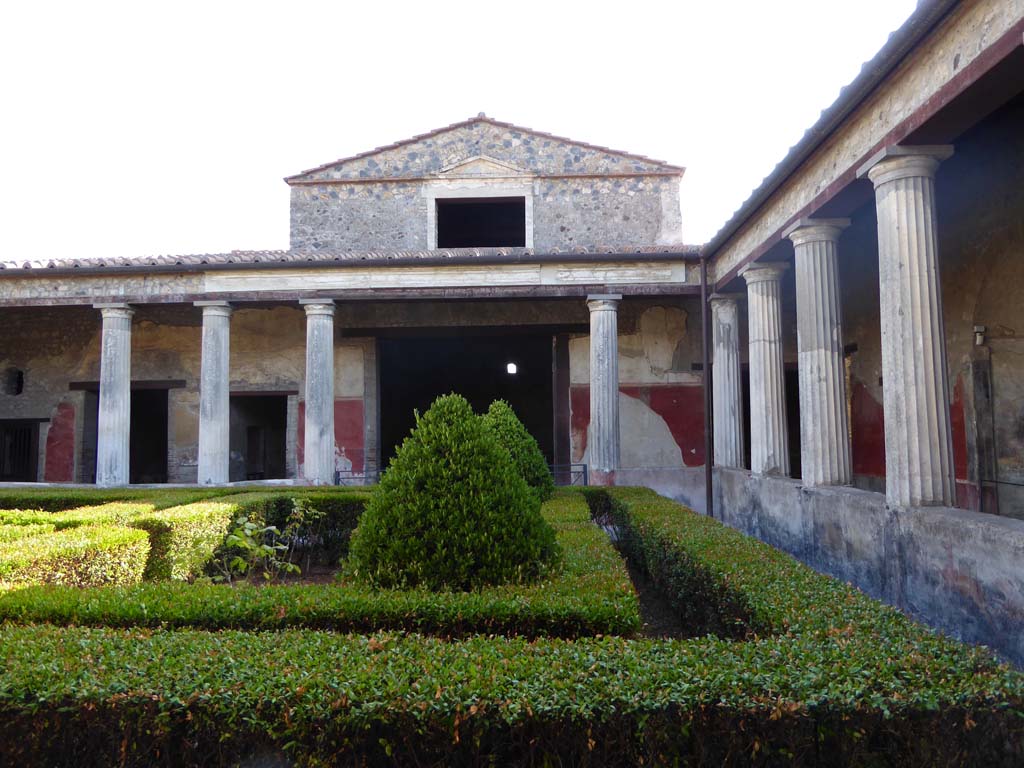 I.10.4 Pompeii. September 2017. Looking east along south side of peristyle garden, with painted garden pluteus, on right.
Foto Annette Haug, ERC Grant 681269 DCOR.
