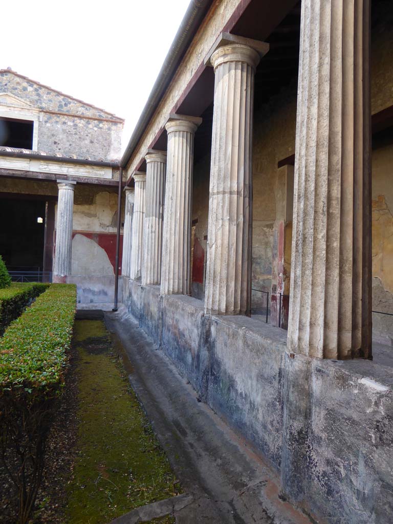 I.10.4 Pompeii. September 2017. Looking east along south side, with painted garden pluteus.
Foto Annette Haug, ERC Grant 681269 DCOR.
