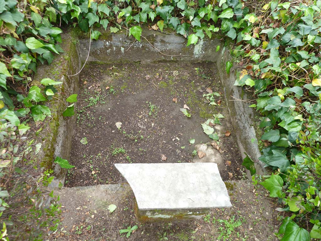 I.10.4 Pompeii. May 2010. Pool in peristyle garden.