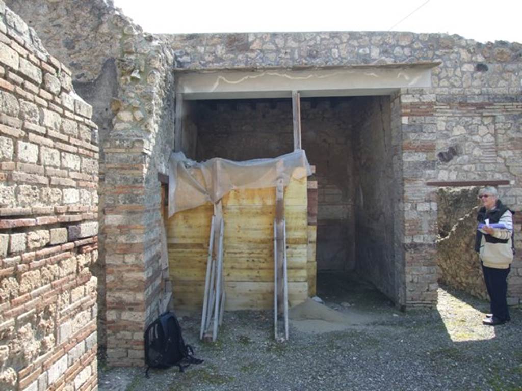 I.10.8 Pompeii. March 2009. Doorway to room 8, tablinum, on south side of atrium.