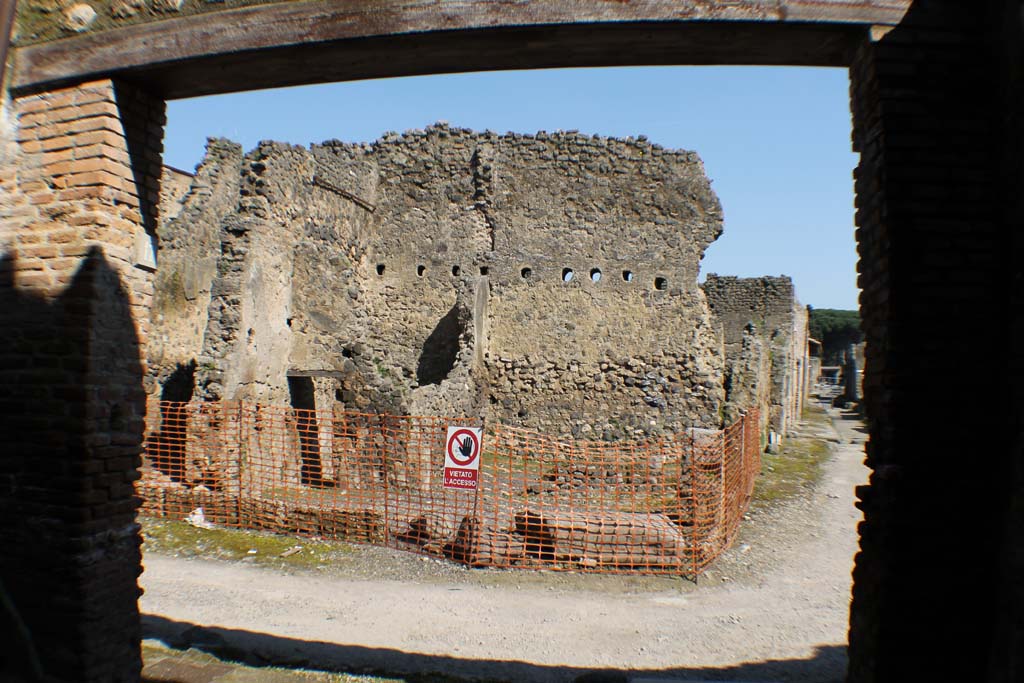 I.10.17 Pompeii. March 2014. 
Looking east through doorway across Vicolo di Paquius Proculus towards I.7.15 on corner of Via di Castricio. 
Foto Annette Haug, ERC Grant 681269 DCOR.

