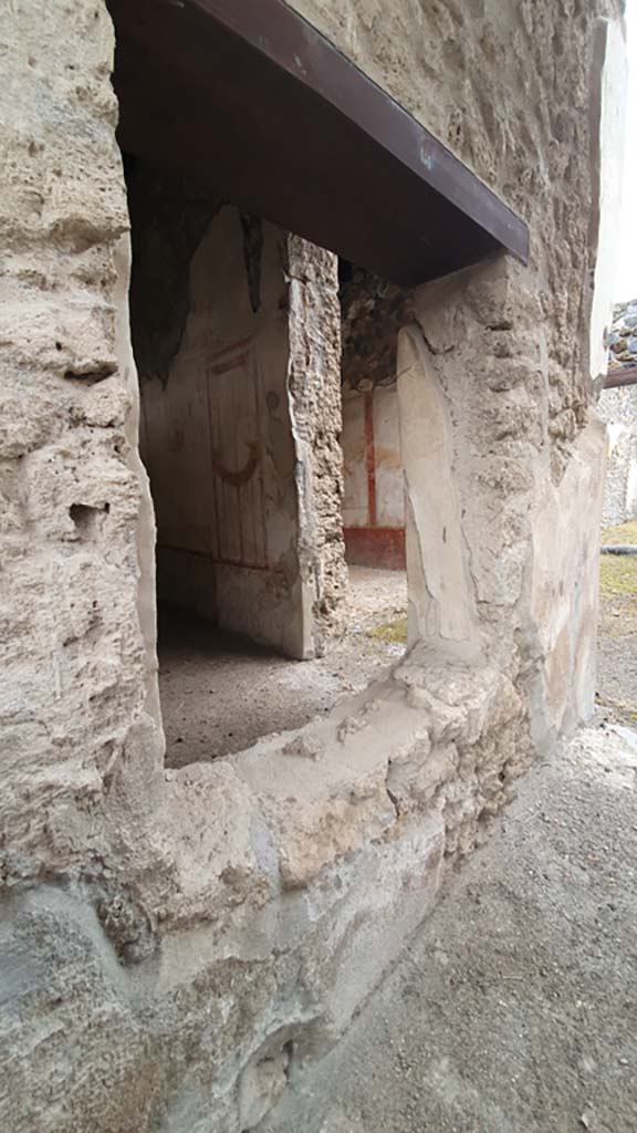 I.11.1 Pompeii. July 2021. Looking south through window in east wall of bar-room.
Foto Annette Haug, ERC Grant 681269 DÉCOR.
