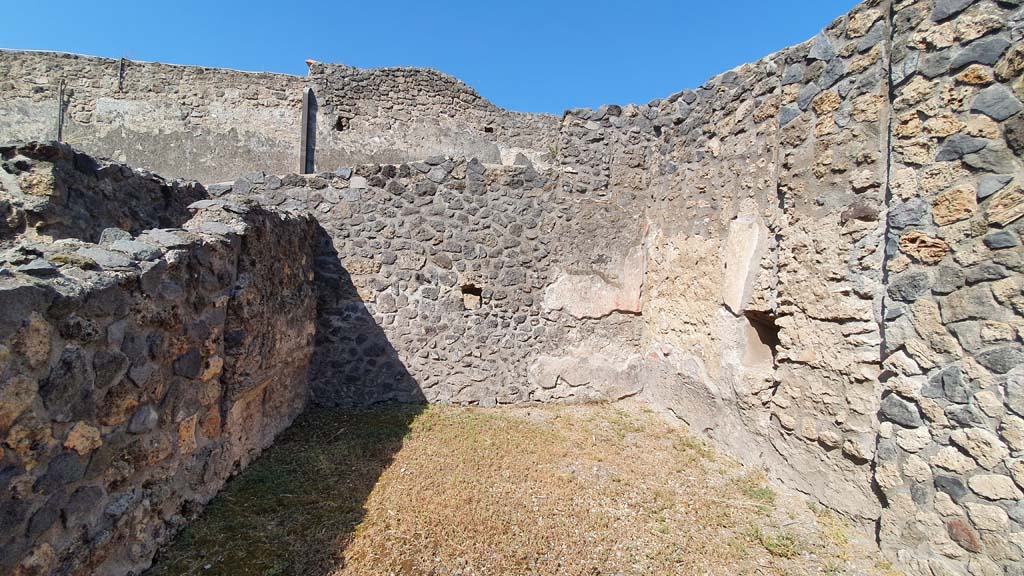 I.11.1 Pompeii. July 2021. Looking west in room on south side of bar-room.
Foto Annette Haug, ERC Grant 681269 DÉCOR.
