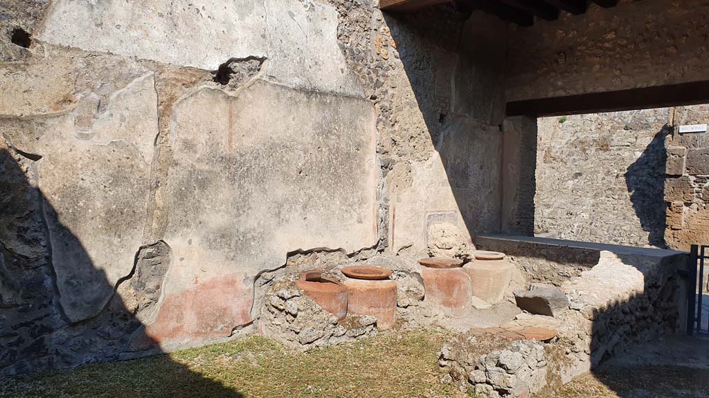 I.11.1 Pompeii. July 2021. Looking towards west wall and north-west corner with four urns.
Foto Annette Haug, ERC Grant 681269 DÉCOR.
