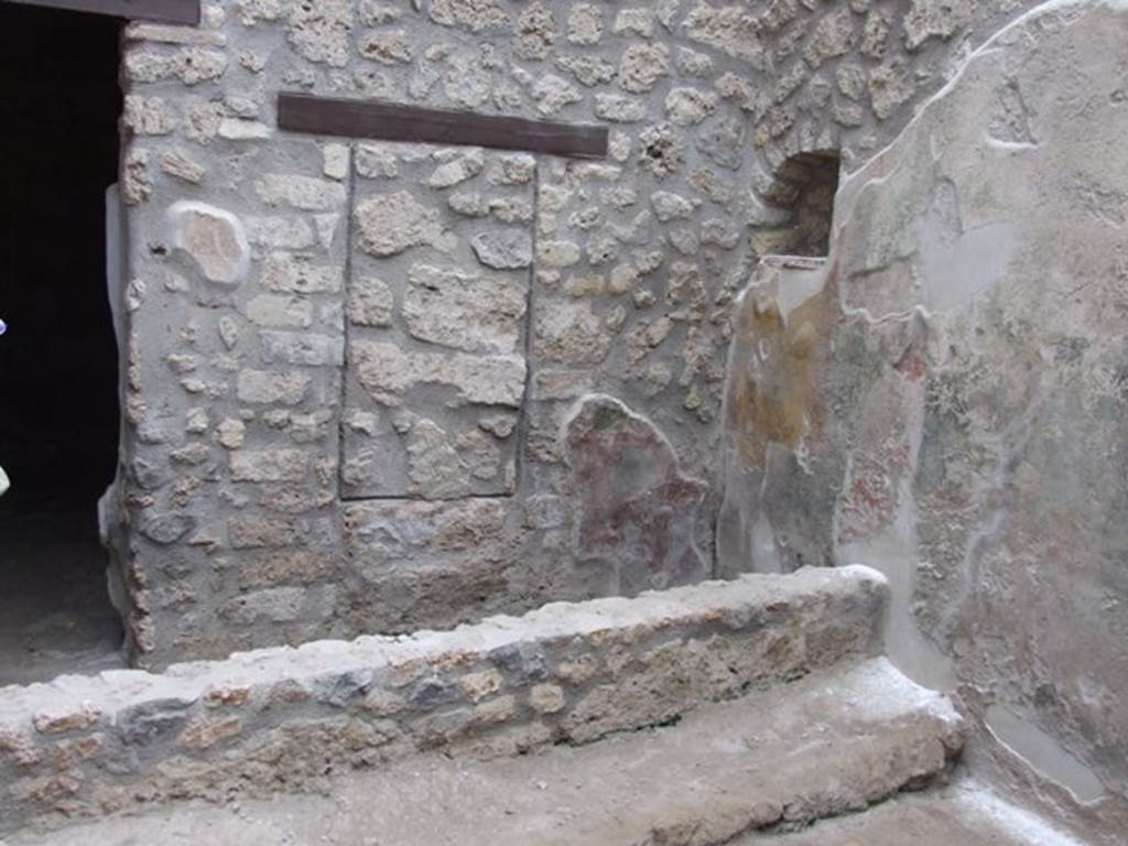 I.11.6 Pompeii. March 2009. Room 6, east wall of garden area.  
According to Mileti, the closed window, was actually door of a room that used to belong to the house in an earlier phase [now part of I.11.8/5].
See Mileti, M. C., 2000. La casa I, 11, 6-7 a Pompeii: Rivista di Studi Pompeiani XI, p. 103, fig. 6.

