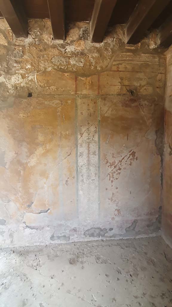 I.11.11 Pompeii. October 2017. Looking towards north wall of bar-room, with doorway into a rear room, on left.
This room had another doorway in its east wall into the decorated room for the “clients/customers”, with the window in its south wall, in centre.
Foto Taylor Lauritsen, ERC Grant 681269 DÉCOR.
