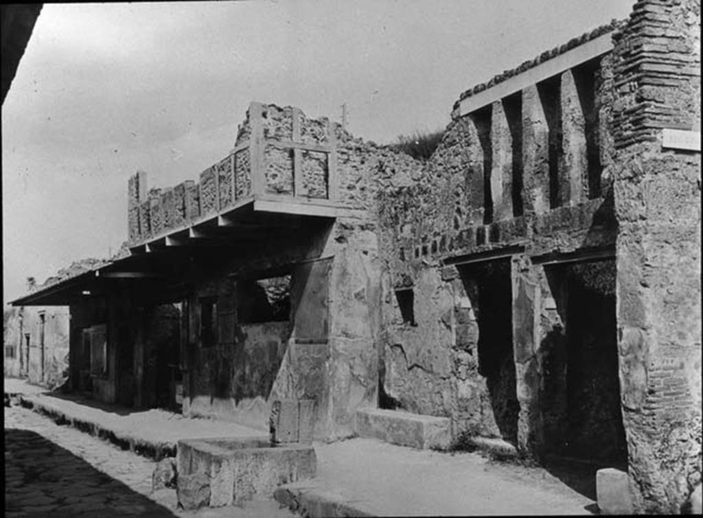 I.12.1 and I.12.2 Pompeii, on right.  Entrances on Via dell Abbondanza, with fountain outside. Looking east. Photo by permission of the Institute of Archaeology, University of Oxford. File name instarchbx202im 001. Resource ID. 44520.

