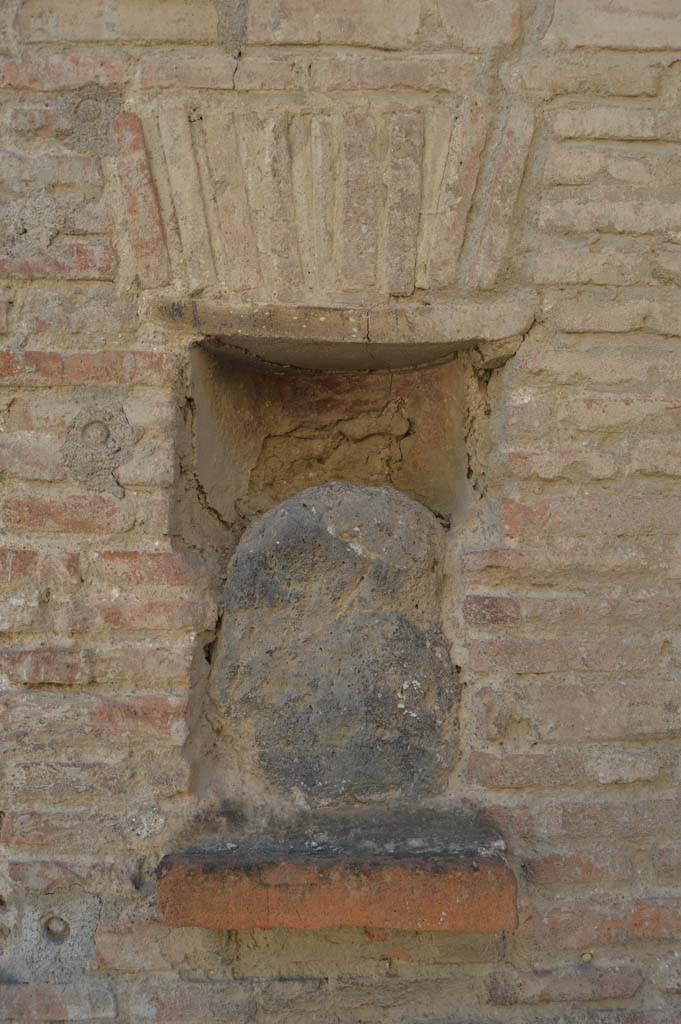 I.12.5 Pompeii. October 2017. Street shrine or niche at east side of entrance doorway
Foto Taylor Lauritsen, ERC Grant 681269 DÉCOR.
