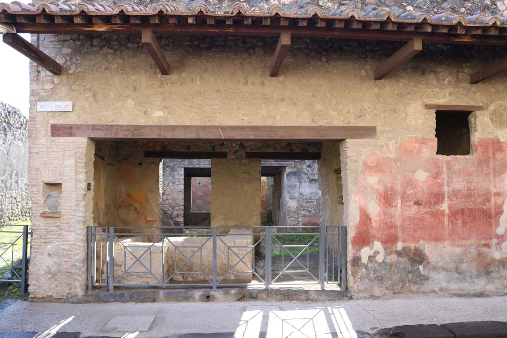 I.12.5 Pompeii. December 2018. 
Looking towards entrance doorway on south side of Via dell’Abbondanza. Photo courtesy of Aude Durand.
