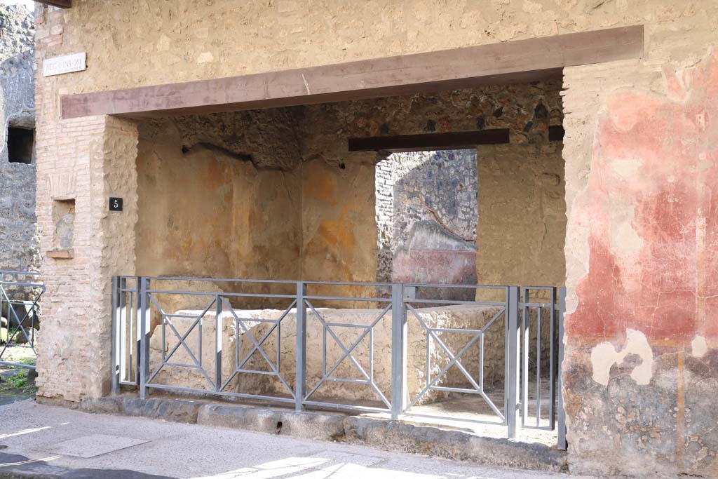 I.12.5 Pompeii. December 2018. Entrance doorway on south side of Via dell’Abbondanza. Photo courtesy of Aude Durand.