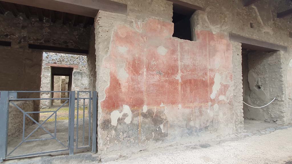 I.12.5 Pompeii. July 2021. Detail of remaining coloured stucco on west side of doorway, with I.12.4, on right.
Foto Annette Haug, ERC Grant 681269 DÉCOR.
