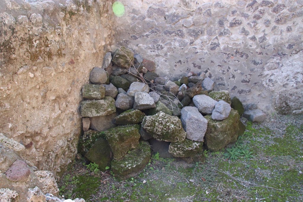 I.12.8 Pompeii. October 2022. Room 6, south-west corner. Photo courtesy of Klaus Heese