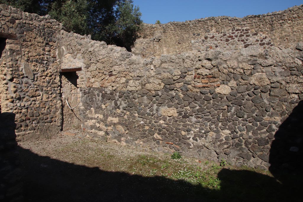 I.12.8 Pompeii. October 2022. 
Room 5, looking towards east wall with doorway into room 7, at north end. Photo courtesy of Klaus Heese.
