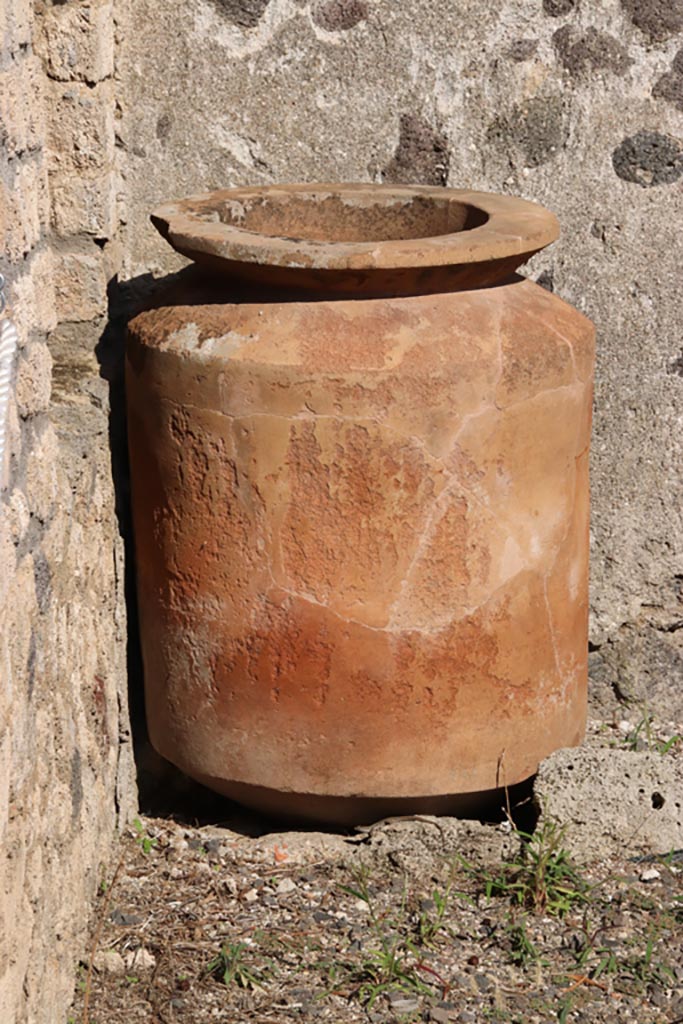 I.12.8 Pompeii. October 2022. Room 7, terracotta dolium. Photo courtesy of Klaus Heese.