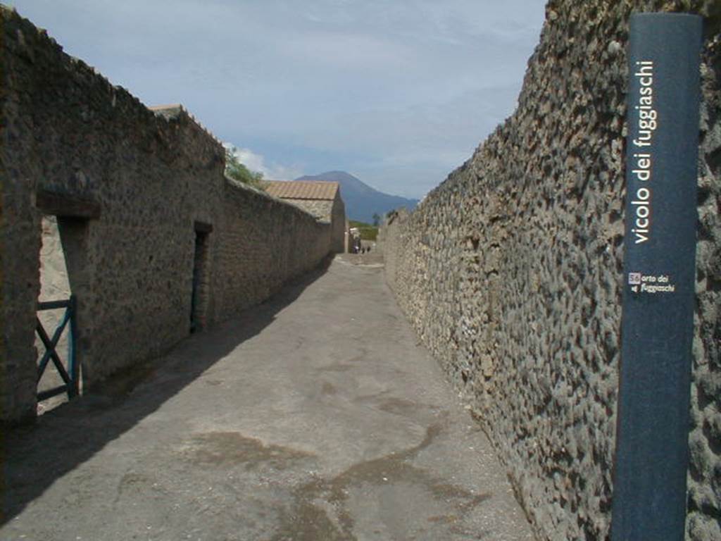I.15 Pompeii. September 2004. Vicolo dei Fuggiaschi looking north. Side wall of I.14.11

