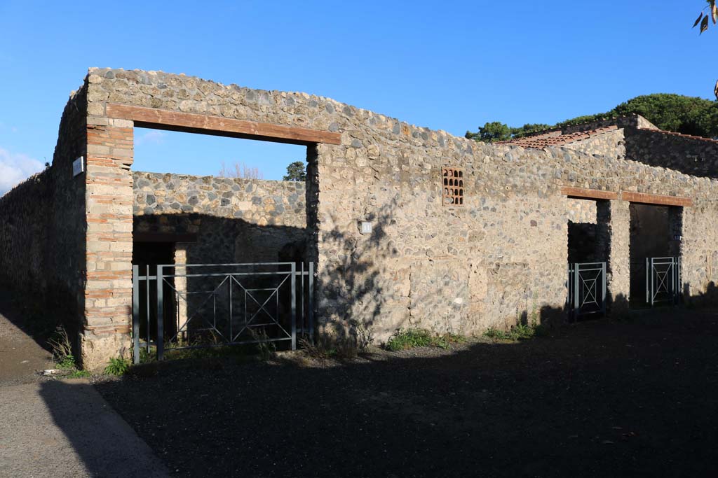 I.14.11 Pompeii on the corner of Via della Palestra, looking north along Vicolo dei Fuggiaschi, on left. December 2018.
Looking towards entrance doorway, on left. Photo courtesy of Aude Durand.
