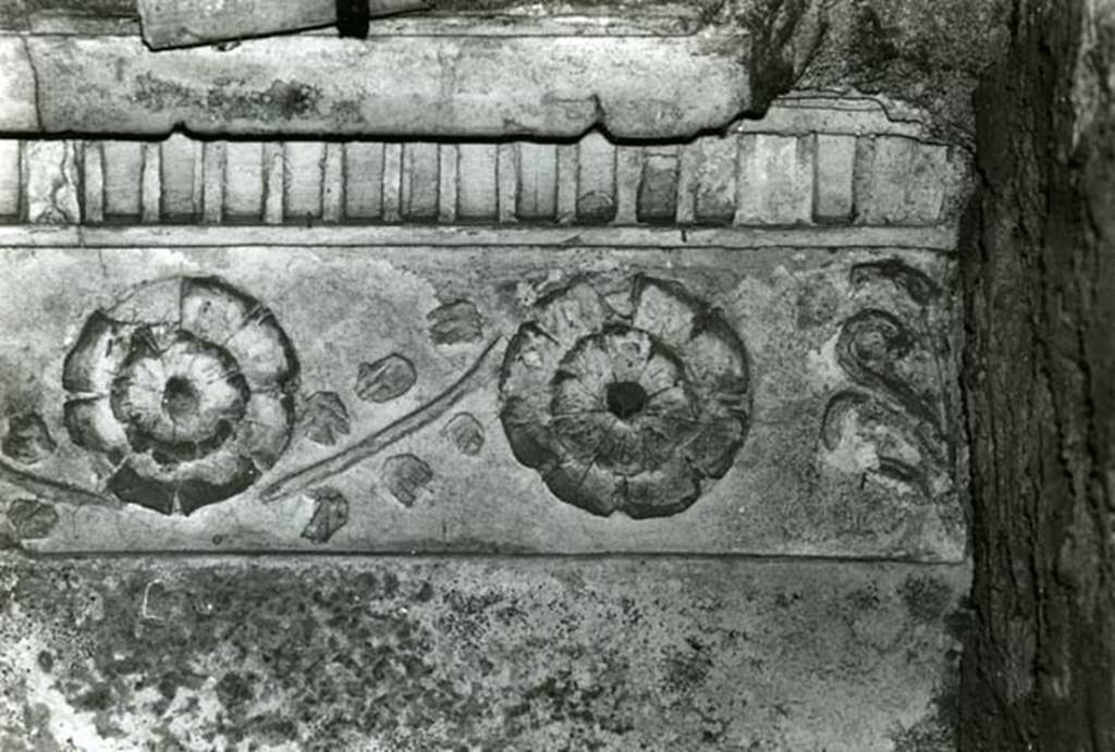I.15.3 Pompeii. 1968. Room 6. House of Ship Europa, W cubiculum, entrance S wall, detail of rosettes.   Photo courtesy of Anne Laidlaw.
American Academy in Rome, Photographic Archive. Laidlaw collection _P_68_15_9.
