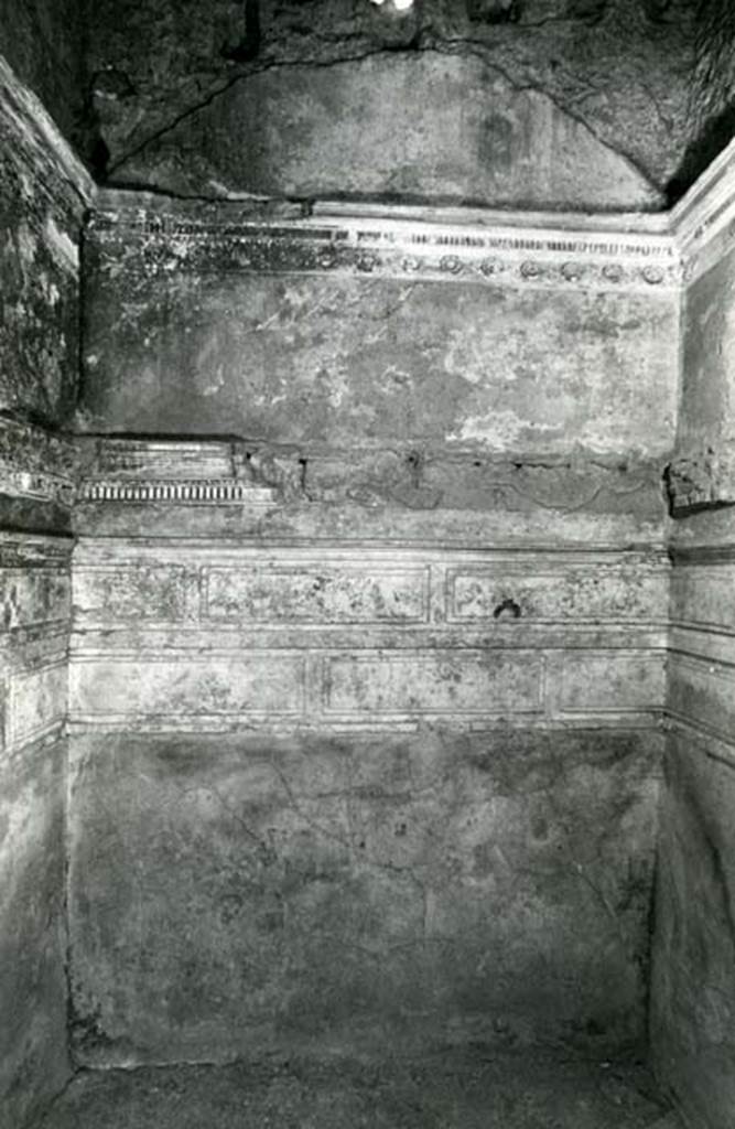 I.15.3 Pompeii. 1972. Room 6. House of Ship Europa, W cubiculum, back N wall.  Photo courtesy of Anne Laidlaw.
American Academy in Rome, Photographic Archive. Laidlaw collection _P_72_16_19.
