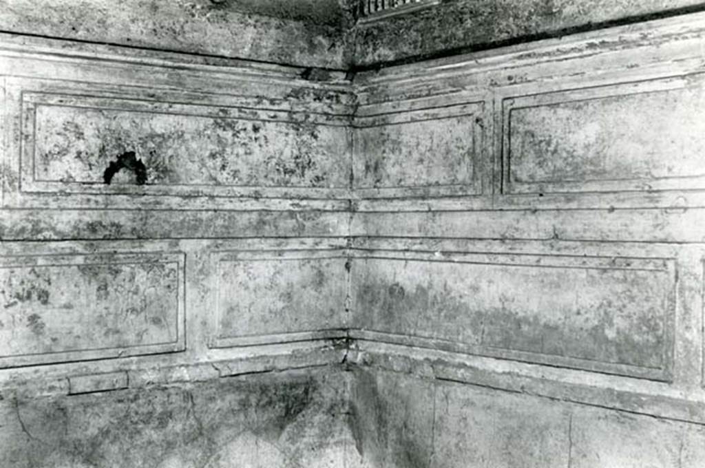 I.15.3 Pompeii. 1972. Room 6. House of Ship Europa, W cubiculum, NE corner.  Photo courtesy of Anne Laidlaw.
American Academy in Rome, Photographic Archive. Laidlaw collection _P_72_17_1.
