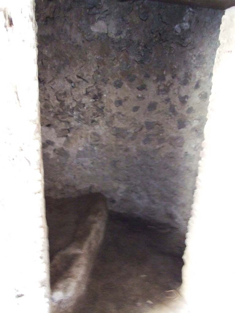 I.15.3 Pompeii. December 2007. Room 9. Entrance to latrine on south side of kitchen.
