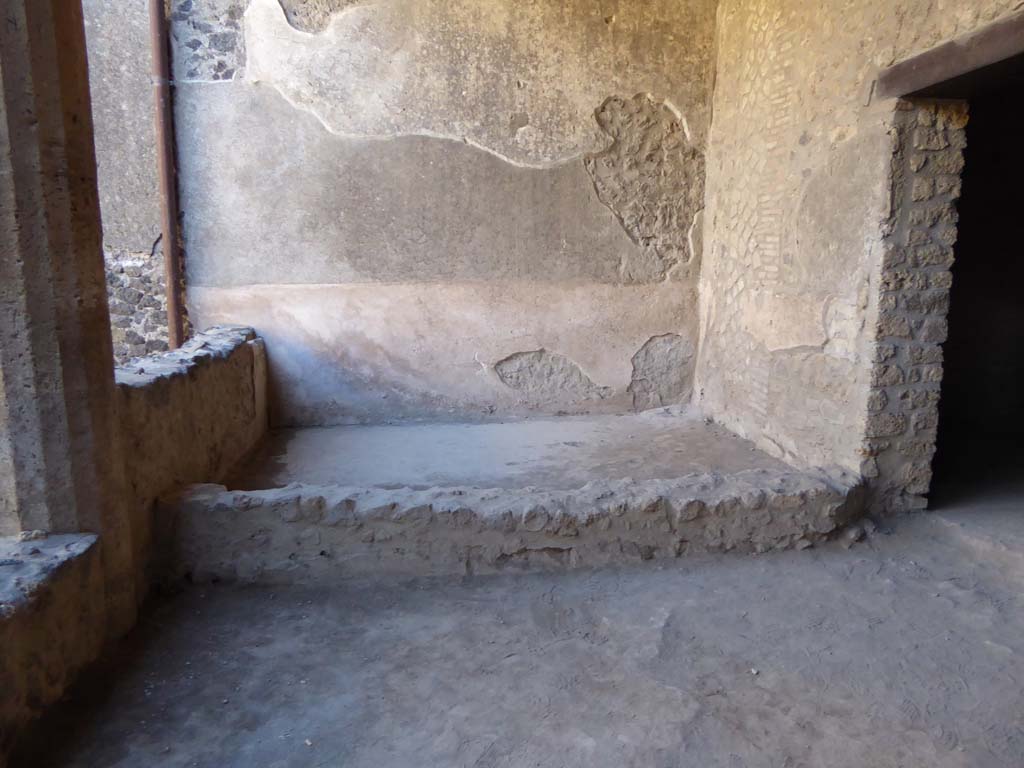 I.15.3 Pompeii. September 2015. Tub or basin on east end of south portico 10 of peristyle 13.
Foto Annette Haug, ERC Grant 681269 DÉCOR.
