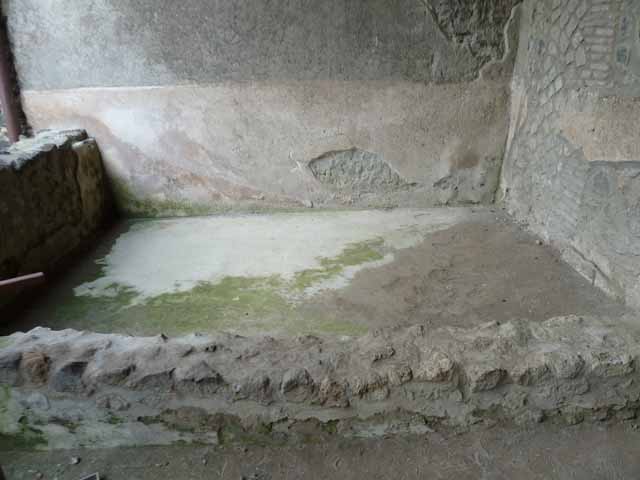 I.15.3 Pompeii. May 2010. Tub or basin on east end of south portico 10 of peristyle 13. When excavated, this contained amphorae. According to Jashemski, there were 9 amphorae found in the tub. See Jashemski, W. F., 1993. The Gardens of Pompeii, Volume II: Appendices. New York: Caratzas. (p.61)
According to Eschebach, there were 5 amphorae found in the tub.
See Eschebach, L., 1993. Gebäudeverzeichnis und Stadtplan der antiken Stadt Pompeji. Köln: Böhlau. (p.75)

