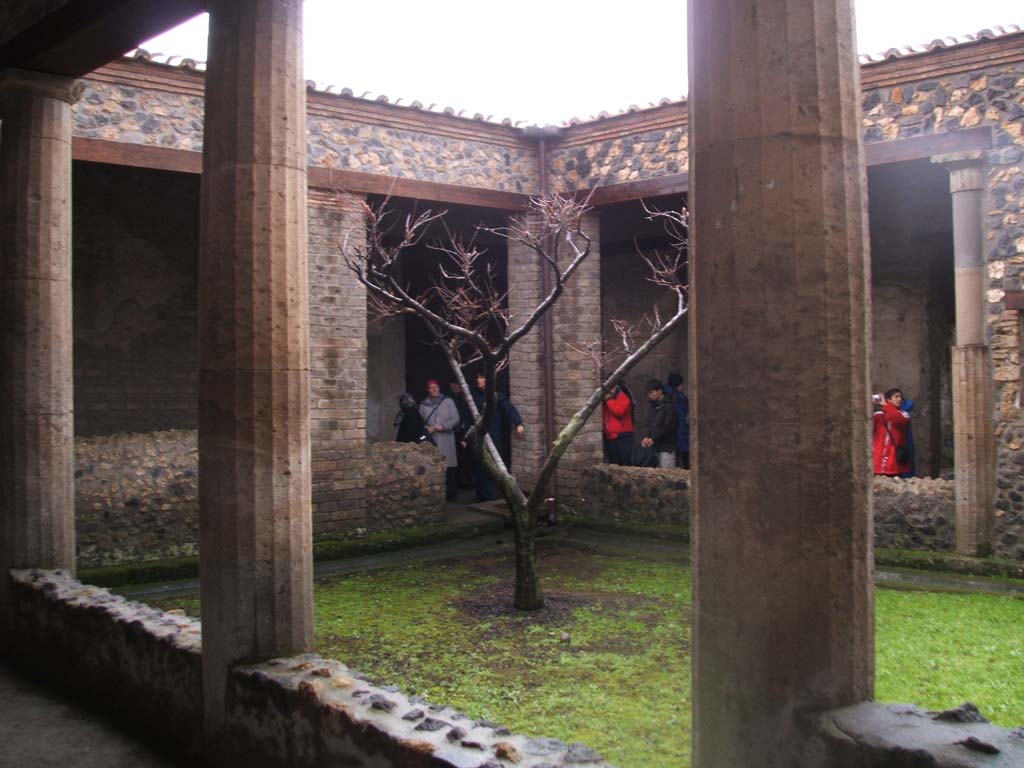 I.15.3 Pompeii. December 2004. Looking north-west across peristyle 13.