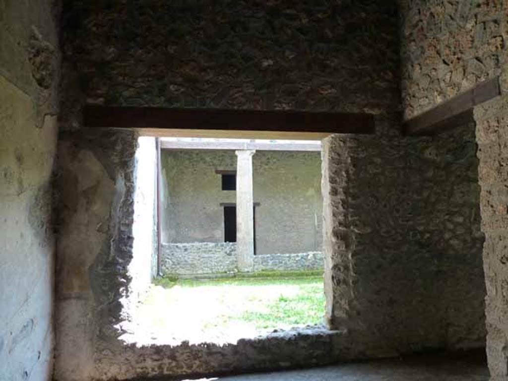 I.15.3 Pompeii. May 2010. South wall of triclinium 1, with window overlooking peristyle garden 13.