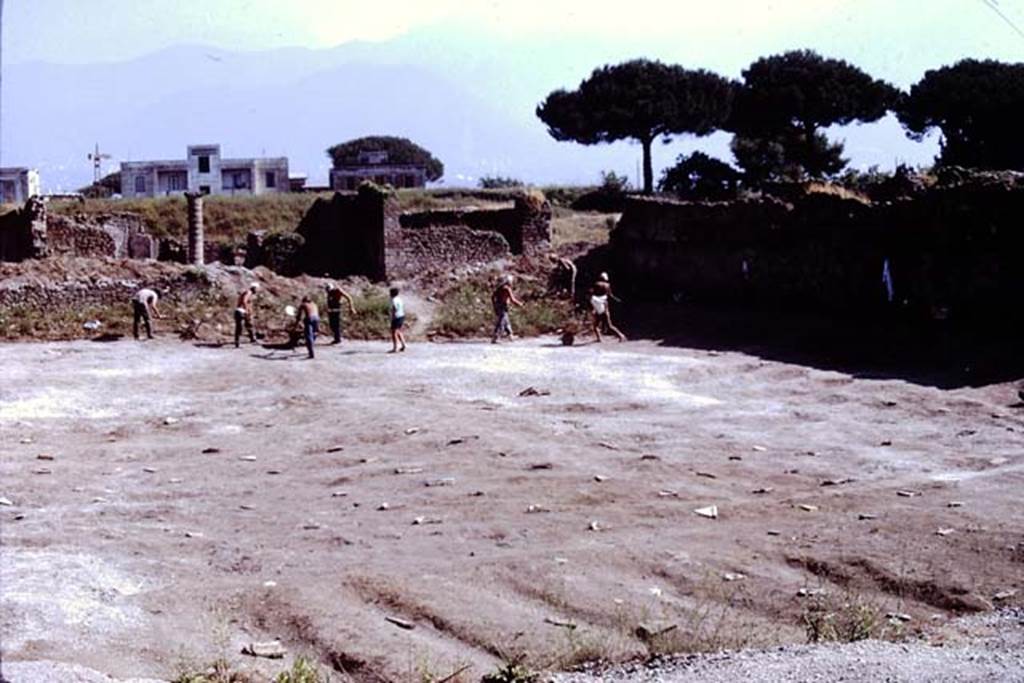 I.15.3 Pompeii. 1972. Looking towards southern end of site across the area of protected root cavities. Photo by Stanley A. Jashemski. 
Source: The Wilhelmina and Stanley A. Jashemski archive in the University of Maryland Library, Special Collections (See collection page) and made available under the Creative Commons Attribution-Non Commercial License v.4. See Licence and use details. J72f0468
